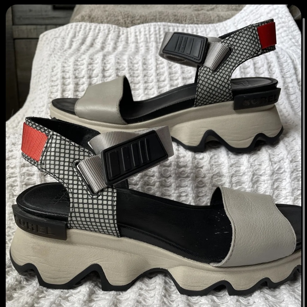 Sorel kinetic impact sandals size 9